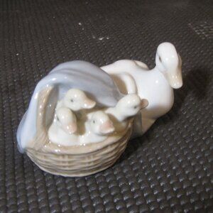 Vtg LLADRO Porcelain Figurine Mother Duck w/ Ducklings in Basket 3 3/4" x 2"